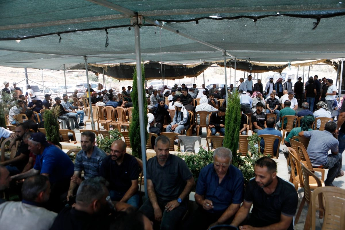 El palestino fallecido, identificado como Moein Sobhi Mohamed Asfar, 24 años, murió por un disparo en el pecho, según las primeras investigaciones, mientras que otros siete también resultaron alcanzados por disparos.