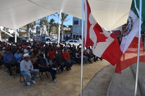 Jornaleros de Sinaloa, durante una reunión para recibir sus permisos de trabajo en los campos agrícolas de Canadá. Foto Irene Sánchez / Archivo