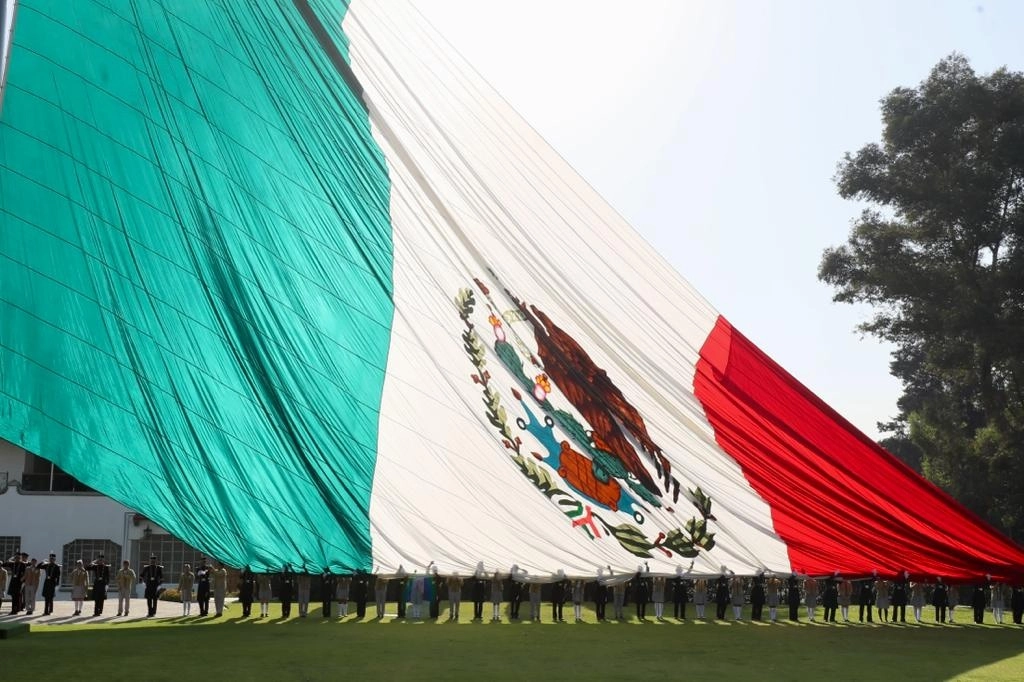 Elementos de la Secretaría de la Defensa Nacional y alumnos de tres escuelas secundarias Del Valle de México realizan la ceremonia de izamiento de la Bandera Monumental, realizada en el Campo Militar Marte, en la Ciudad de México, el 6 de marzo de 2023. Foto Roberto García Ortiz