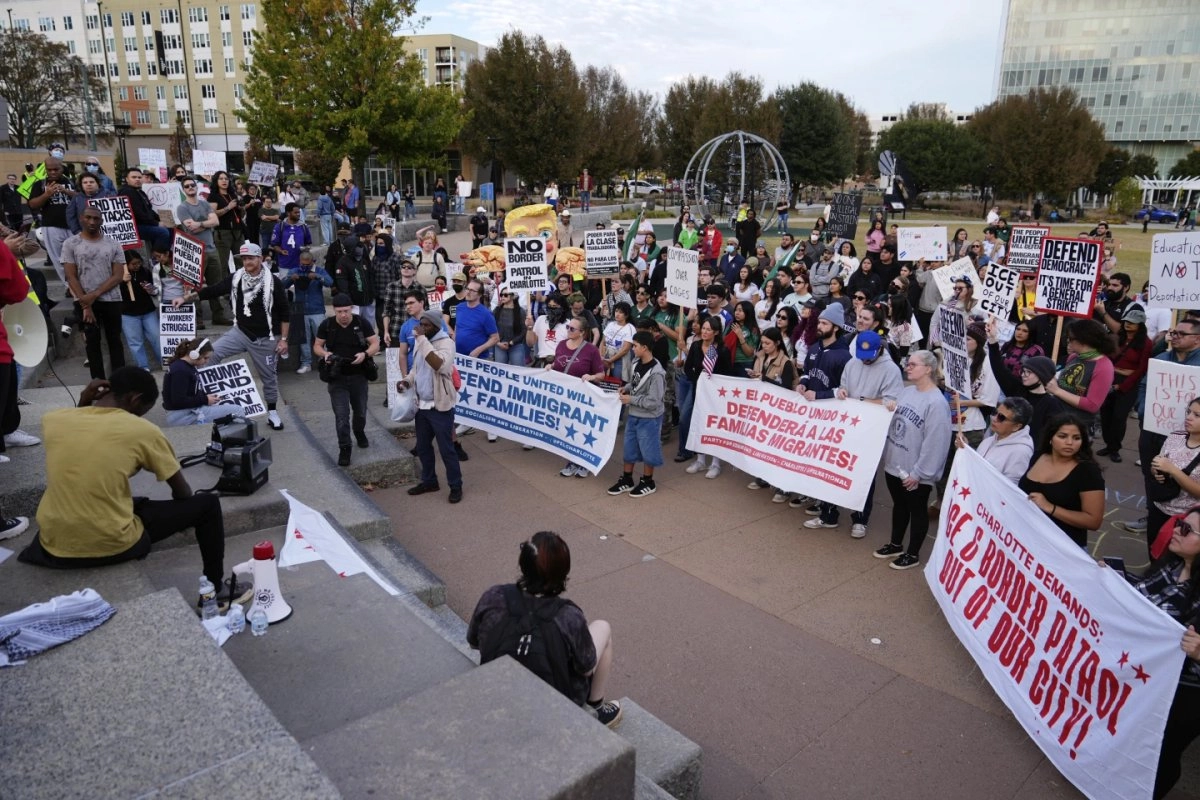 Protesta contra las redadas antimigrante, en Charlotte. 
