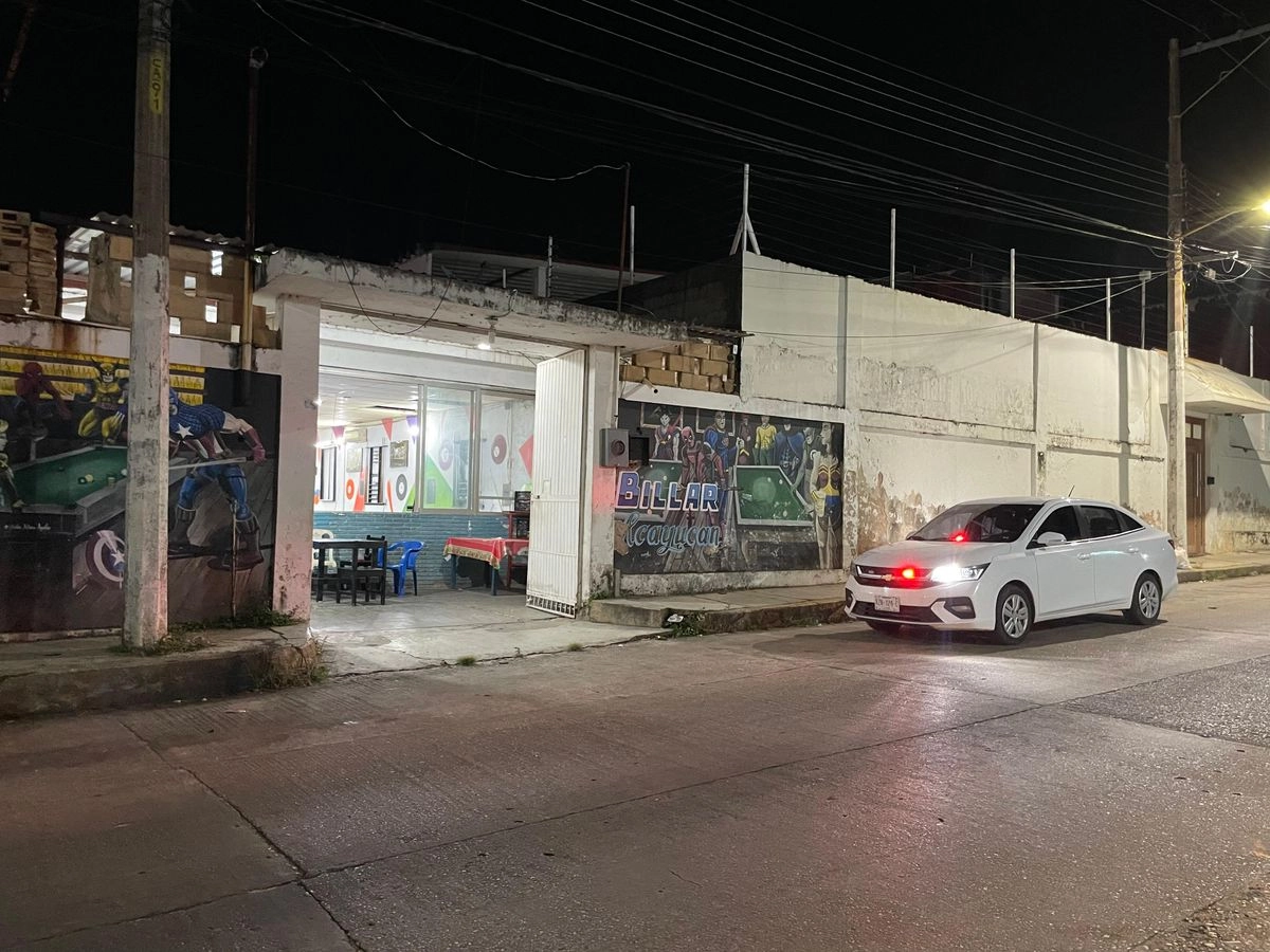Al lugar arribaron elementos de la FGE de Veracruz para realizar el levantamiento del cuerpo y recabar los indicios y evidencias correspondientes para iniciar la carpeta de investigación correspondiente.

