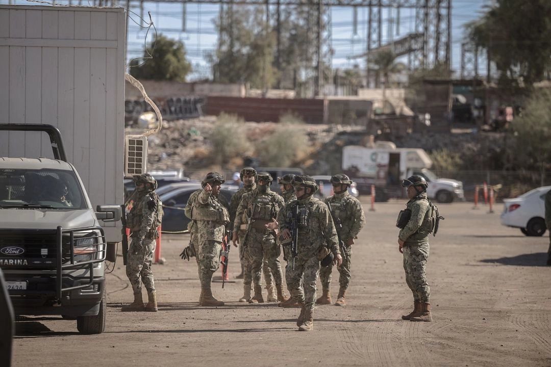 En la zona montañosa de Baja California, las fuerzas armadas mantienen un operativo, sin que se informe sobre la identidad de los civiles que solicitaron apoyo ni la condición médica de los heridos.