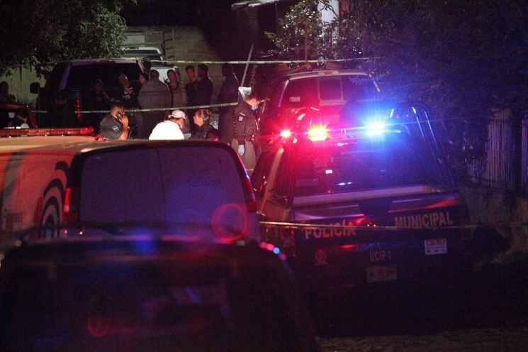 Un grupo armado que viajaba en una camioneta rafagueó un domicilio ubicado en la colonia El Vergel, en Tlaquepaque. En el lugar un grupo de personas convivía, cinco de ellos murieron y dos quedaron heridos de gravedad; los agresores huyeron. Foto Arturo Campos Cedillo