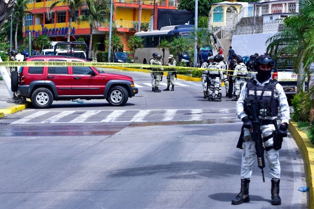 Las víctimas, aún con vida, eran trasladadas en ambulancia al hospital general de El Quemado, en Acapulco, Guerrero. Foto Cuartoscuro / Archivo