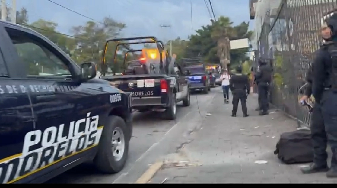 Un comando de 15 hombres, que viajaba en cinco vehículos, hirió a un policía y se llevó a dos uniformados del Mando Coordinado de Morelos la noche del martes en el poblado de Huajintlán, municipio de Amacuzac. Foto Rubicela Morelos Cruz