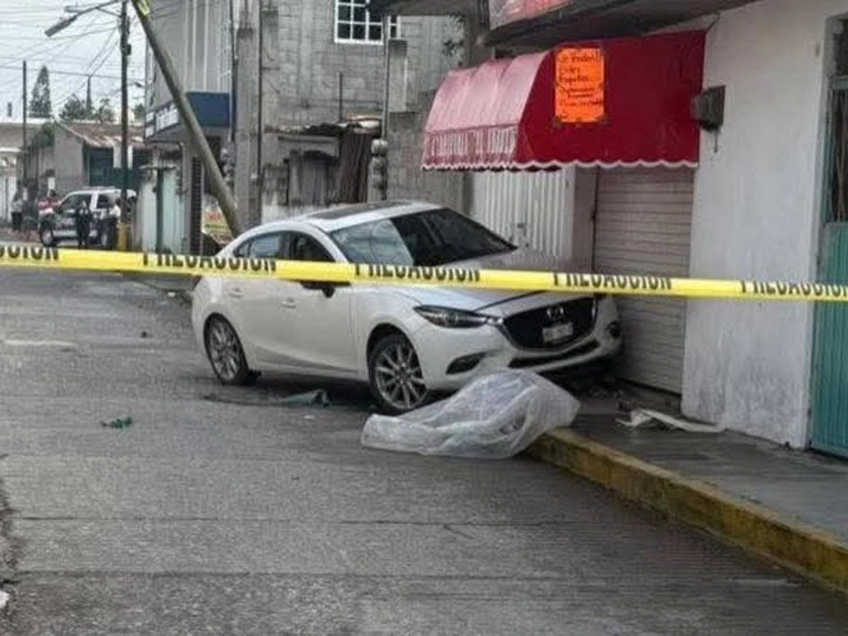 El juez viajaba en un Mazda blanco sobre la calle General Francisco Villa, cuando un grupo de individuos armados, en otro automovil lo interceptaron y abrieron fuego. Al intentar escapar, perdió el control del auto y terminó estrellado contra un poste.