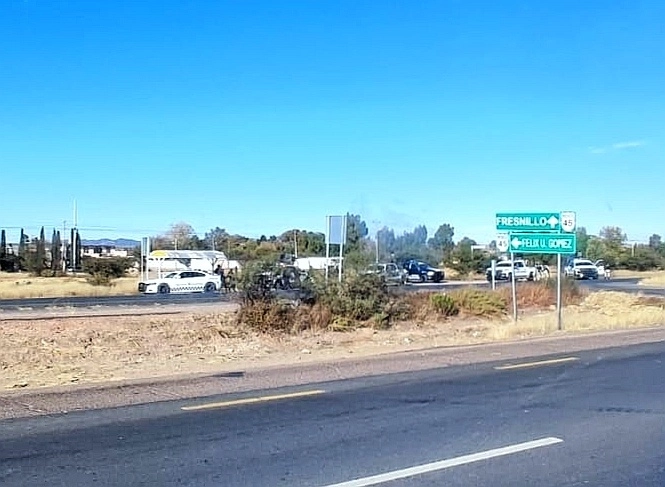Elementos de la Guardia Nacional, el Ejército Mexicano y cuerpos policiacos instalaron un operativo en la carretera federal 45, luego de los hechos, en los que estaría involucrado el crimen organizado. Foto Alfredo Valadez 