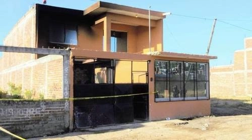 Uno de los inmuebles incendiados la madrugada de este sábado en Irapuato. Foto 'La Jornada'