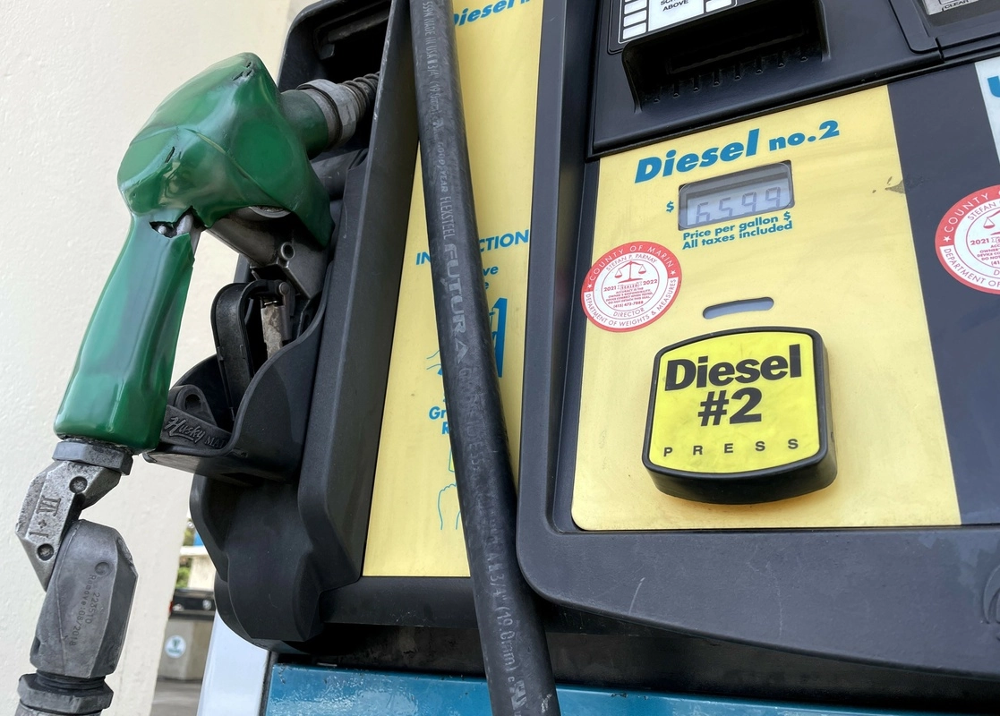 Los precios de gasolina, que este martes alcanzaron un nuevo récord, se muestran en una estación de servicio ubicada en Vernon Hills, Illinois, el 1 de abril de 2022. Foto Ap