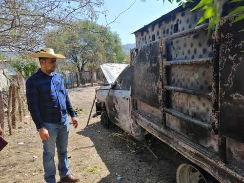 El alcalde morenista Gregorio Portillo Mendoza, del municipio de Zirándaro, Guerrero, mostró ayer la camioneta en la que fueron quemadas al menos 14 personas el fin de semana pasado. Foto Sergio Ocampo Arista