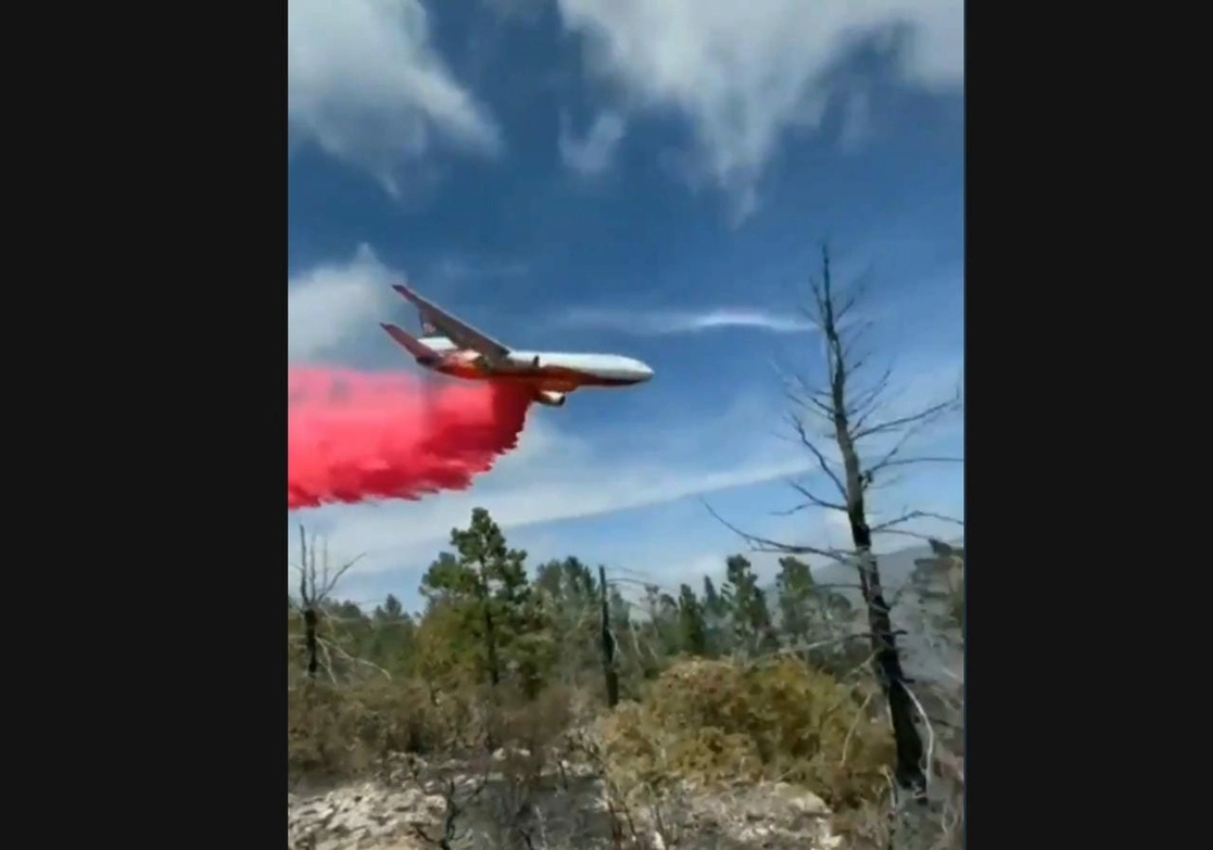 Con un avión DC10, el gobierno de Coahuila combate el incendio forestal registrado en Arteaga. Foto tomada de Twitter @GobDeCoahuila