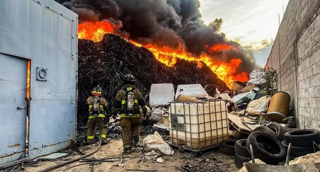 Cuadrillas de bomberos y brigadistas participaron en el combate. Foto
