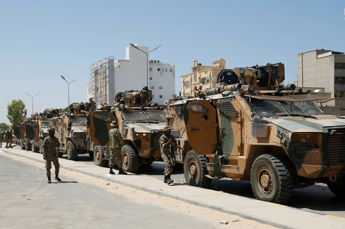 Las fuerzas libias se despliegan en Trípoli, Libia, tras los enfrentamientos entre milicias rebeldes, el 27 de agosto de 2022. Foto Ap