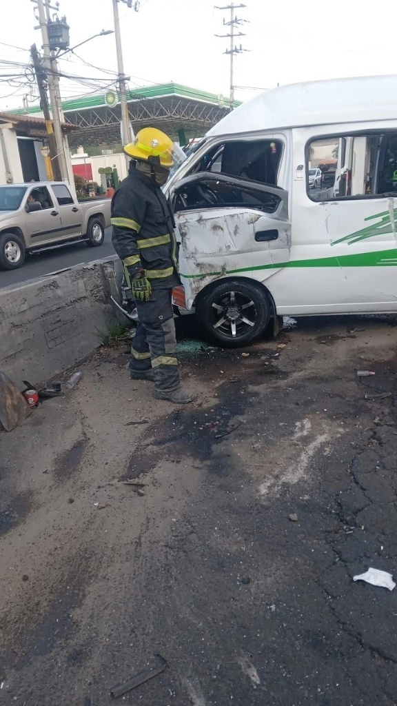 Cuatro de los 10 pasajeros lesionados en el choque fueron trasladados al hospital Hospital de Traumatología del IMSS de Lomas Verdes y a la Cruz Roja local. Foto ‘La Jornada’