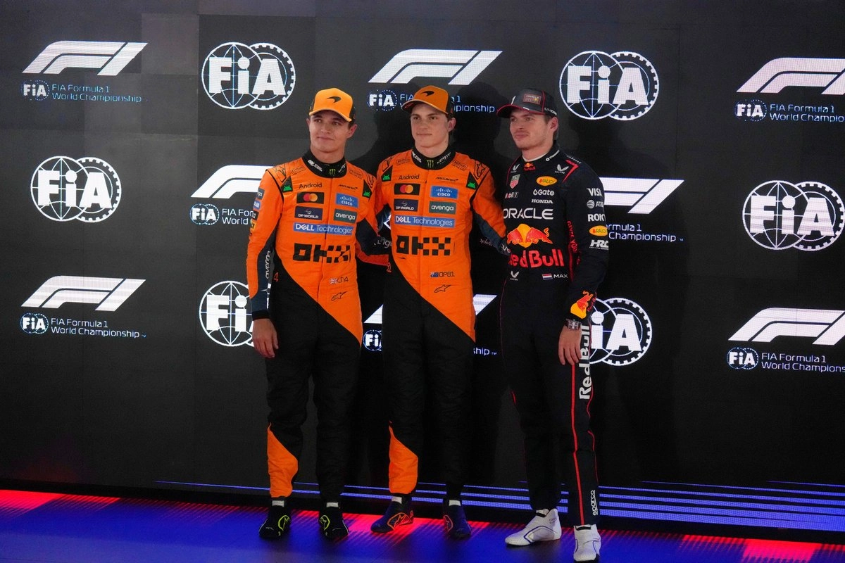 Los pilotos Lando Norris (McLaren), Oscar Piastri (McLaren) y Max Verstappen (Red Bull), en imagen del 29 de noviembre de 2025. Foto 