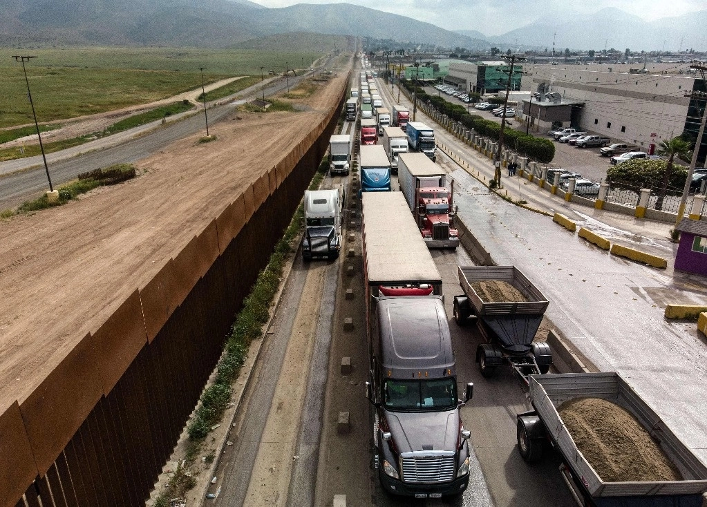 Camiones de carga hacen fila para llegar a Estados Unidos en el cruce de la Mesa de Otay en Tijuana, Baja California, el 4 de abril de 2019. Foto Afp