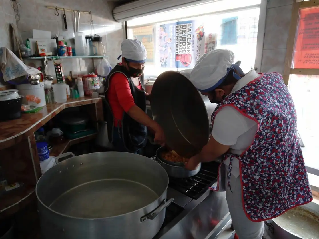 Desde temprano, miles de capitalinos que se quedaron sin empleo hacen fila en alguno de los 507 comedores comunitarios para recibir una de las 75 mil 393 raciones de comida que reparten diariamente. Foto Cristina Rodríguez