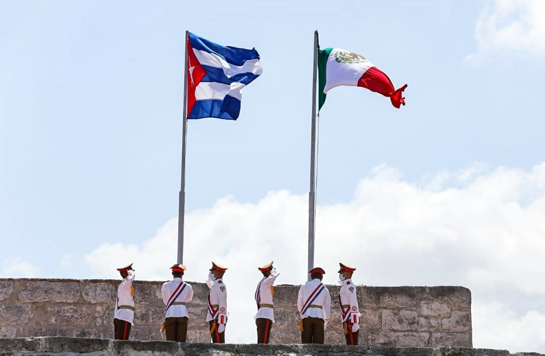Izamiento de las banderas en el Parque Histórico Militar San Carlos de la Cabaña, durante la ceremonia de inauguración del encuentro editorial en la capital cubana. Foto tomada del Twitter de @alefrausto
