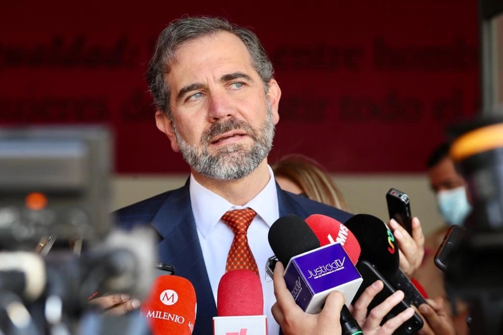 El consejero presidente del INE, Lorenzo Córdova, tras la firma del convenio de colaboración entre el instituto y el PRI, para utilizar la aplicación remota de afiliación de militantes, realizada en el Auditorio del organismo, en la Ciudad de México, el 2 de marzo de 2023. Foto Roberto García Ortiz 