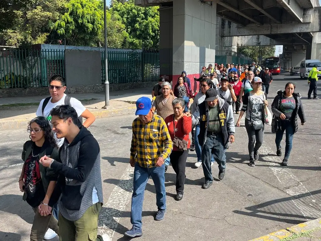 Aspecto del largo trecho que deben recorrer las personas para abordar las unidades del transporte alterno proporcionado por el Metrobús desde el Centro de Transferencia Modal Pantitlán a la estación Velódromo del Sistema de Transporte Colectivo Metro. Foto Luis Castillo 