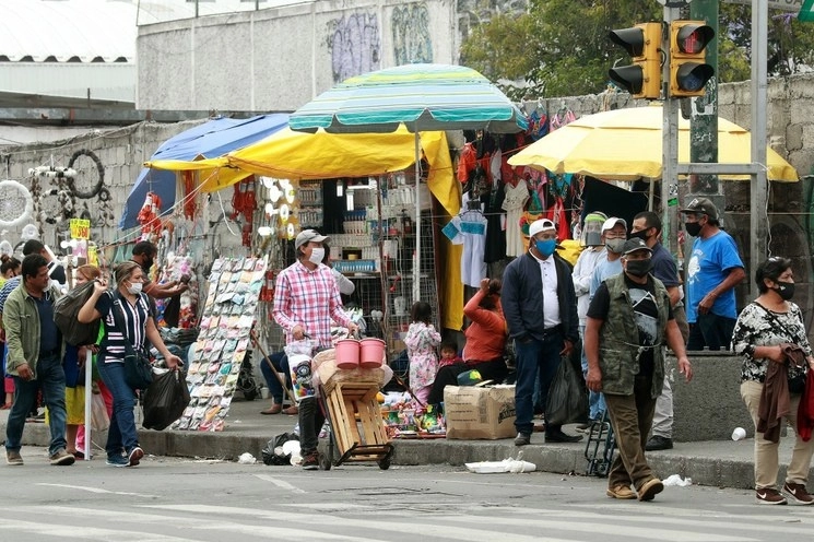 En imagen de archivo, comerciantes ambulantes en la zona de La Merced, en la CDMX. Foto María Luisa Severiano