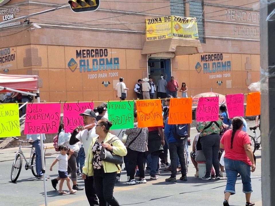 A partir de las 10 de la mañana del lunes, unos 50 ambulantes cerraron la vía instalando carpas y un tendero donde colocaron cartulinas con frases como “solo queremos trabajar”, “no somos delincuentes” y “no somos rateros como dicen”.
