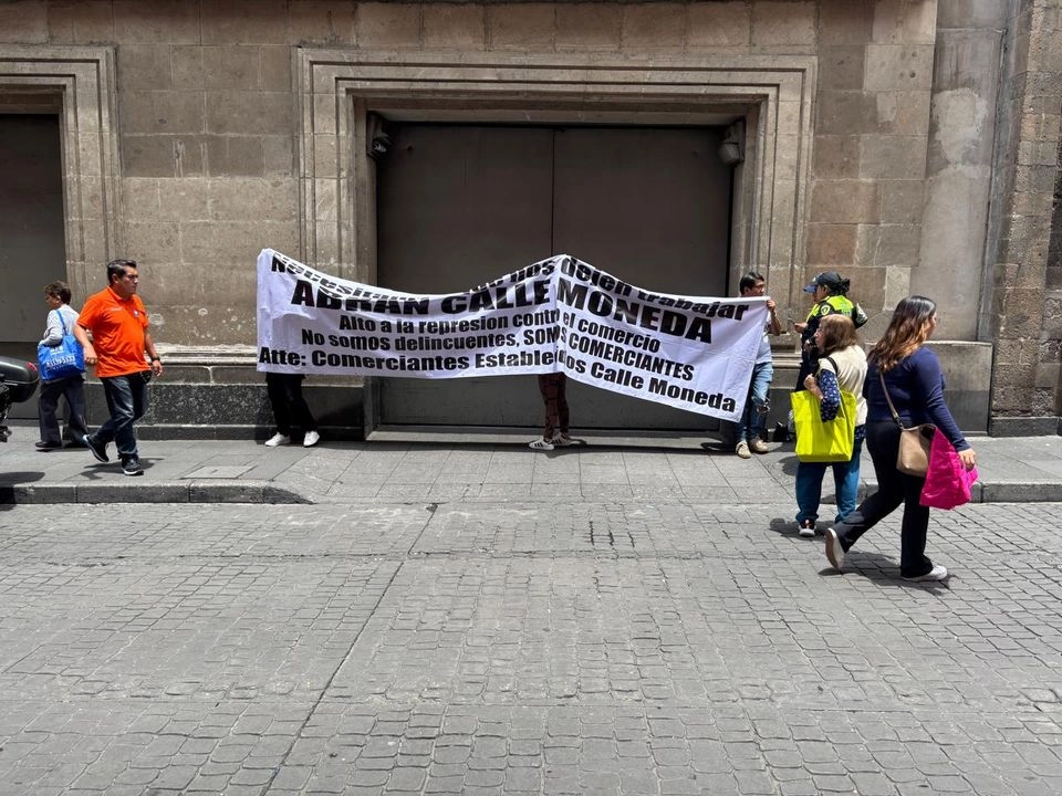 “Abran Moneda”, “apertura total a Moneda”, señalan comerciantes en algunos carteles. Imagen del 3 de junio de 2025. Foto 