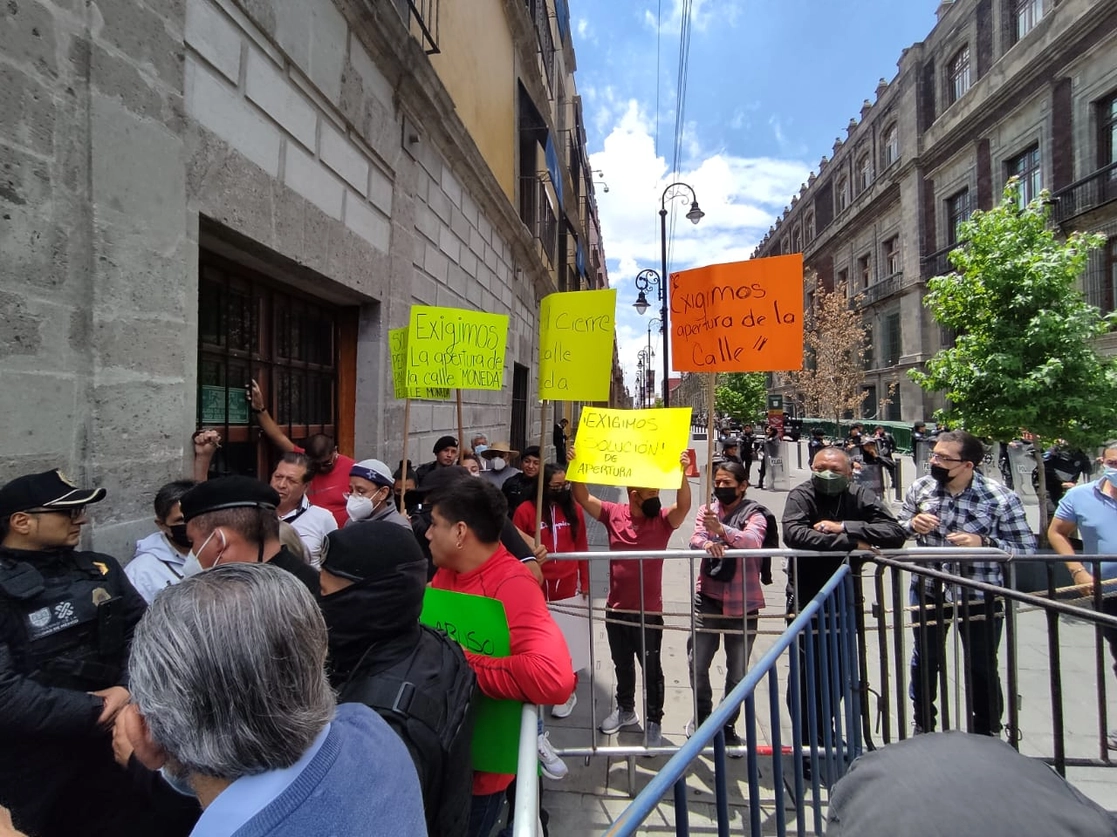 Durante el mediodía los manifestantes no permitieron la entrada ni salida del personal de gobierno federal que labora en Palacio Nacional. Imagen Néstor Jiménez  