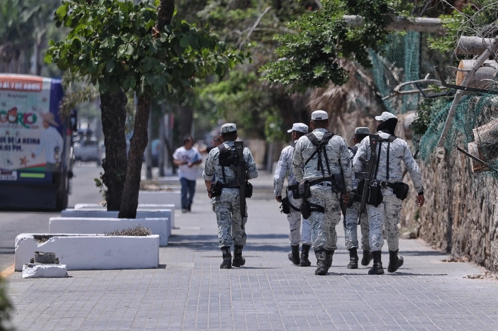 Comerciantes piden a autoridades erradicar el cobro de cuotas por parte de grupos criminales que  operan en el puerto de Acapulco. Foto Marco Peláez/Archivo