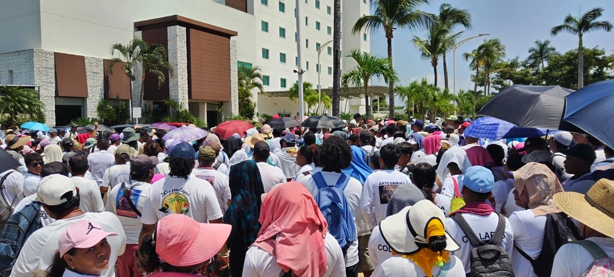 Prestadores de servicios de la bahía de Acapulco abandonaron una reunión de presentación de los avances del Marinabús en rechazo al proyecto. Foto 