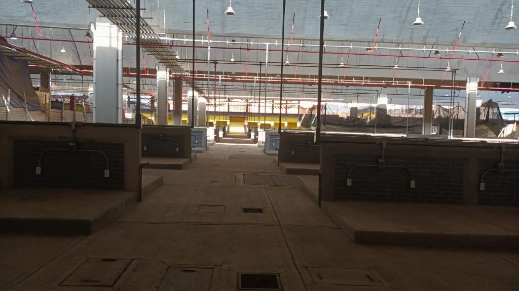 Comerciantes con locales de la puerta 17 a la 22 de la Nave Mayor del Mercado de la Merced, demandaron atender ocho puntos derivados de las obras de reconstrucción y rehabilitación de este inmueble afectado por un incendio en 2013. Foto Bertha Teresa Ramírez 