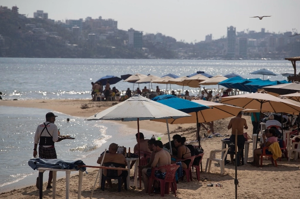 A casi cinco meses de la destrucción que provocó el huracán Otis en Acapulco, comerciantes aún padecen las consecuencias económicas. Foto Alfredo Domínguez