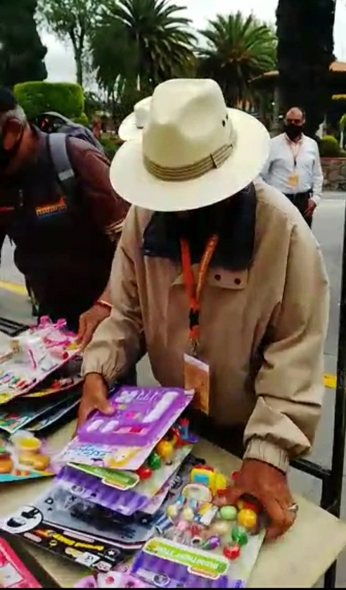 Pobladores y turistas se han quejado de la invasión del centro histórico, con la venta informal. Foto La Jornada
