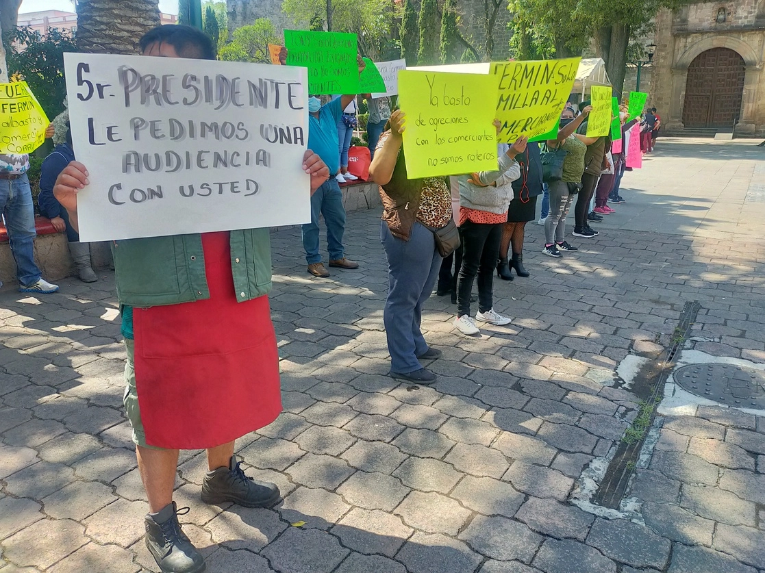 Comerciantes de Tlaneplantla piden a las autoridades que cumplan con los compromssos para darles un espacio de trabajo. Foto La Jornada