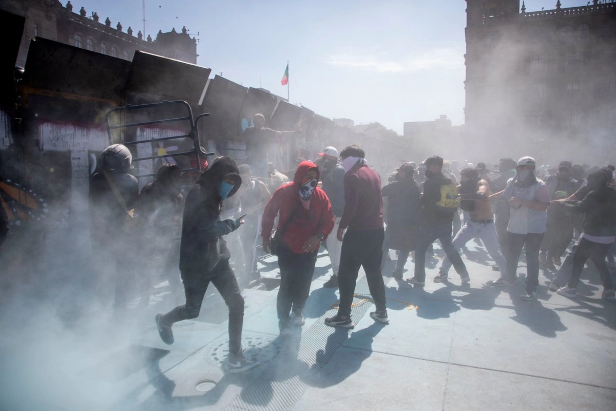 Con la participación de miles de personas, el pasado 15 de noviembre se realizó la marcha autodenominada Generación Z. En el Zócalo capitalino se enfrentaron manifestantes y policías, donde decenas de personas resultaron lesionadas. Foto