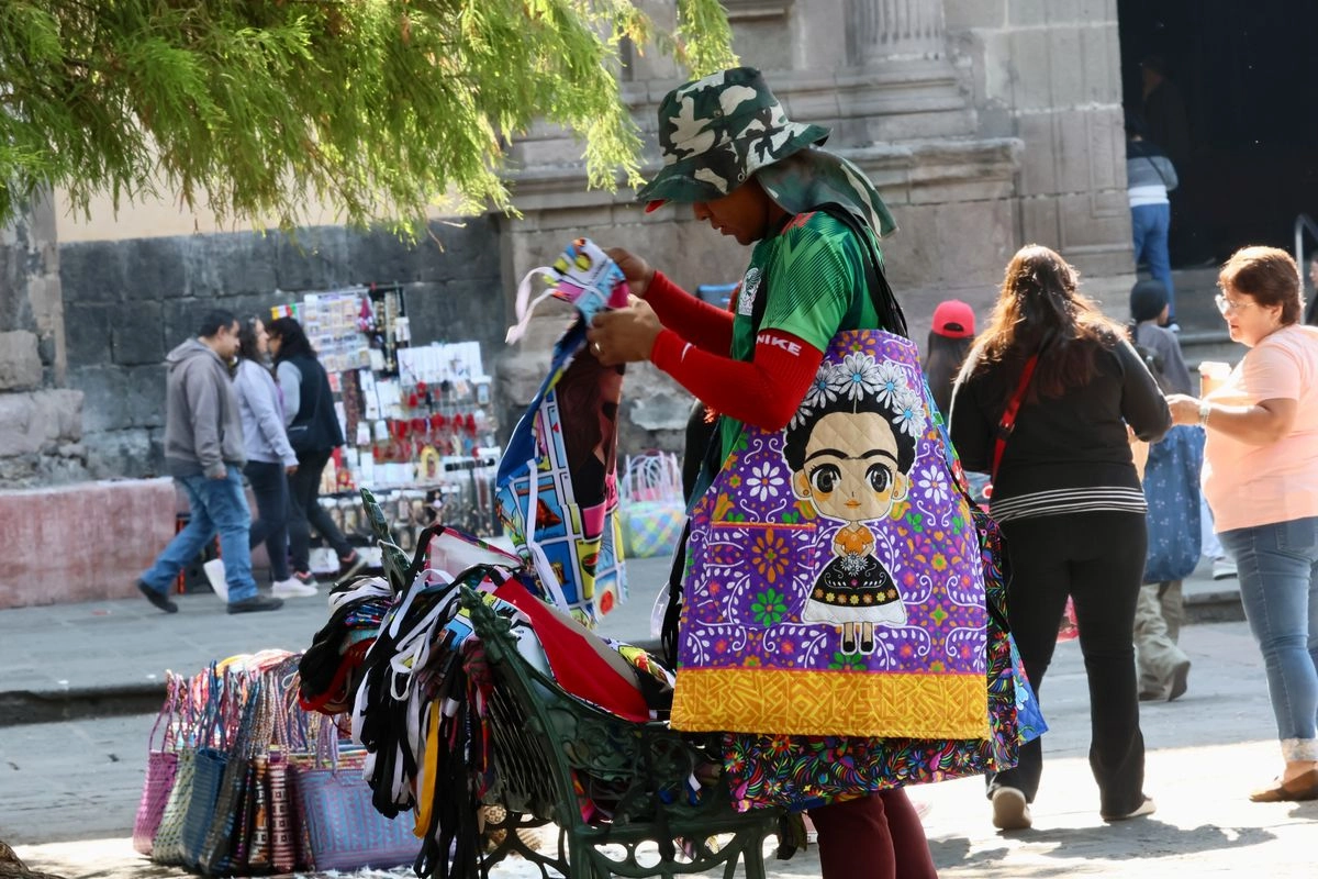 Vendedores de artesanías chinas en calles de la Ciudad de México, en imagen de archivo. Foto