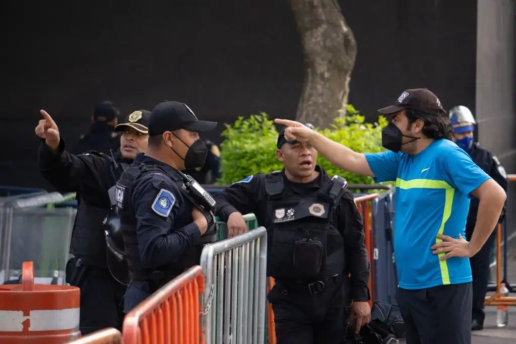 El acceso a la Plaza de la Constitución se encuentra restringido, lo que causa molestia en los transeúntes de la zona, el 29 de agosto de 2021. Foto Pablo Ramos