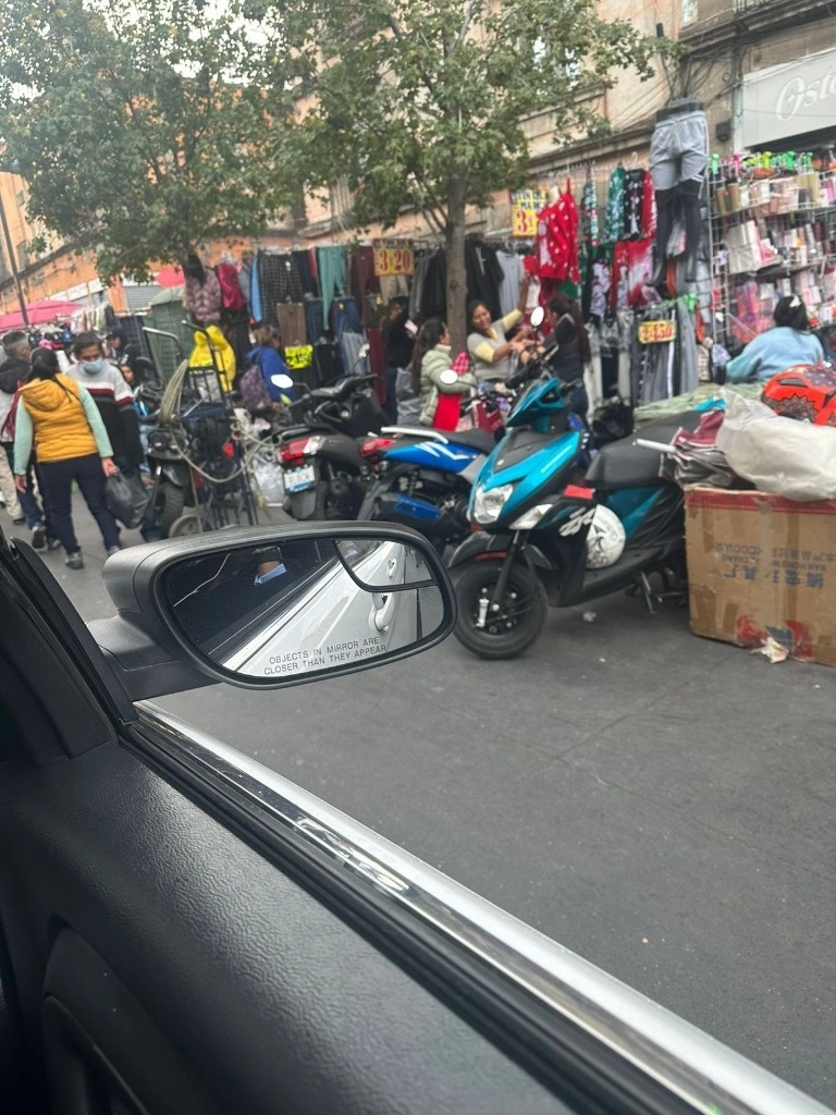 “Es exagerada la venta en la calle y los comerciantes en vía pública tienen hasta sus motos estacionada sobre la vía pública nunca se había visto una situación así”, reportaron comerciantes. Foto Bertha Teresa Ramírez 