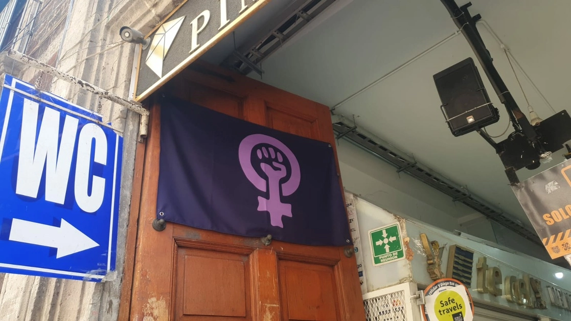 Comerciantes establecidos del Centro Histórico colocaron banderines afueras de sus tiendas y restaurantes para solidarizarse con el movimiento feminista, el 28 de septiembre de 2021. Foto Bertha Teresa Ramírez