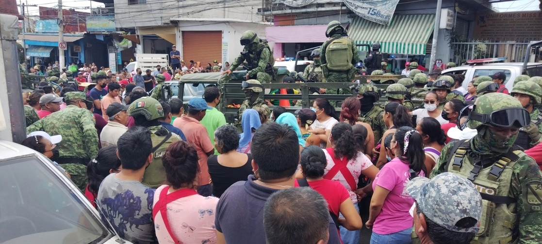 Soldados retenidos por comerciantes en el mercado local de Acapulco, el 13 de febrero de 2023. Foto Héctor Briseño