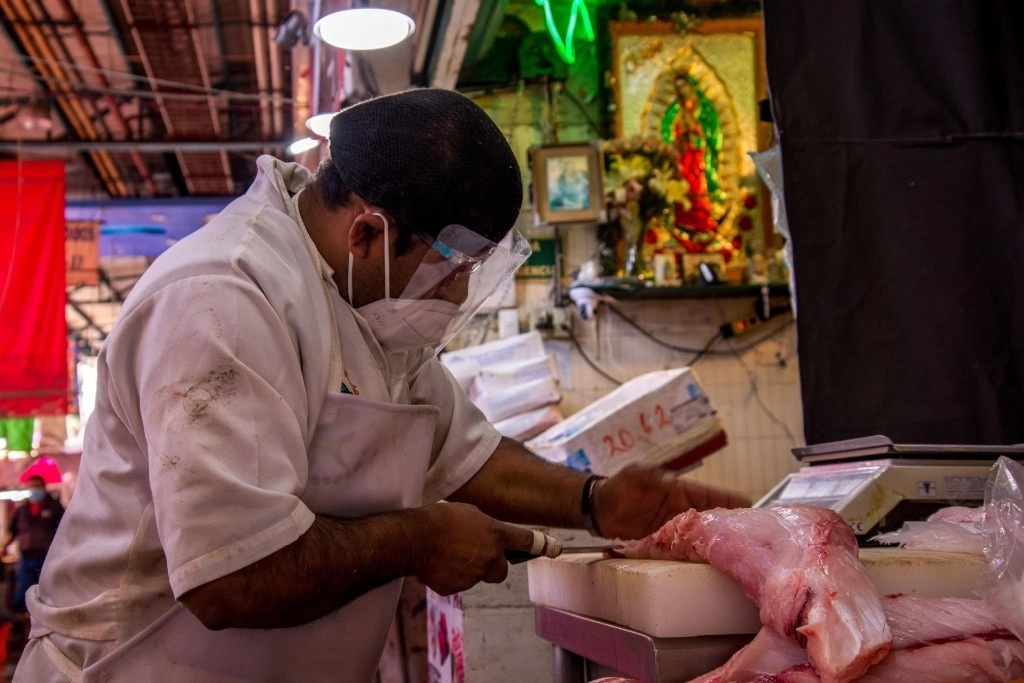 Los servicios de hospedaje, pescados y mariscos, artículos religiosos, restaurantes y servicios de recreación y esparcimiento, son los giros comerciales que se prevé tengan el mayor impulso en las ventas esta Semana Santa. Foto Cuartoscuro / Archivo 