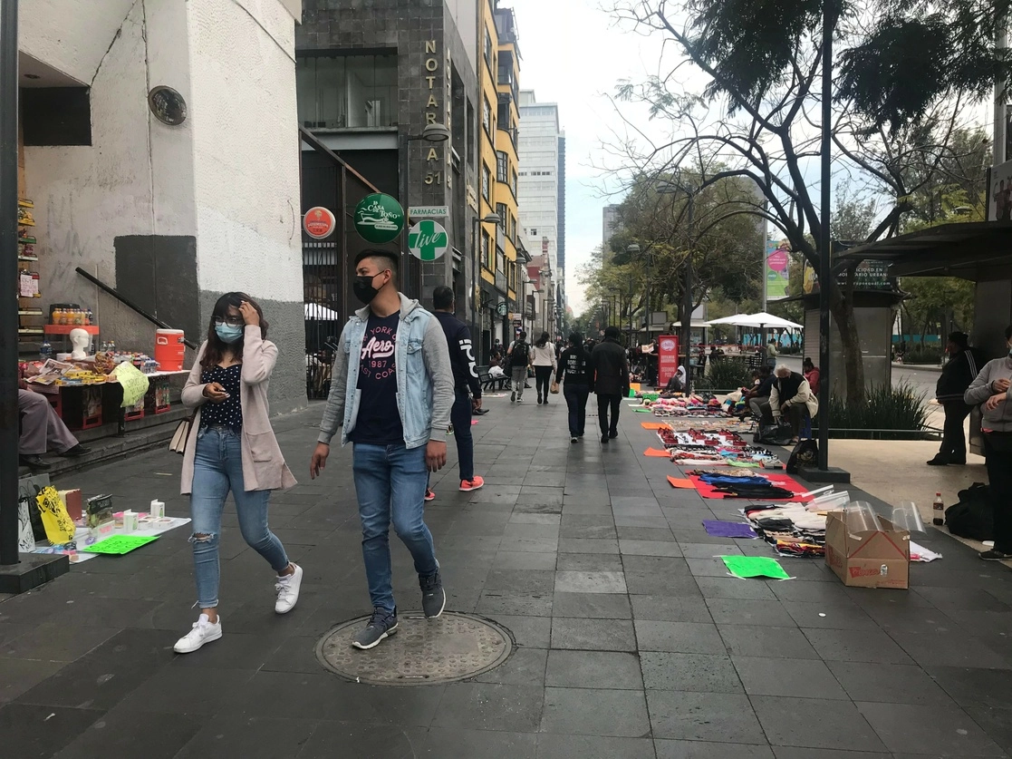 Comerciantes ambulantes instalados este domingo por avenida Juárez. Foto Bertha Teresa Ramírez