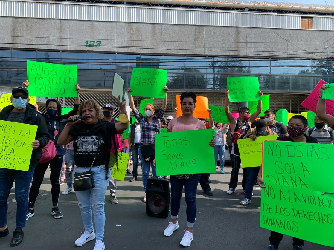 Simpatizantes de Diana Sánchez Barrio protestan afuera de las oficinas del Poder Judicial, en exigencia de su liberación, en la Ciudad de México, el 18 de marzo de 2021. Foto Alfredo Domínguez