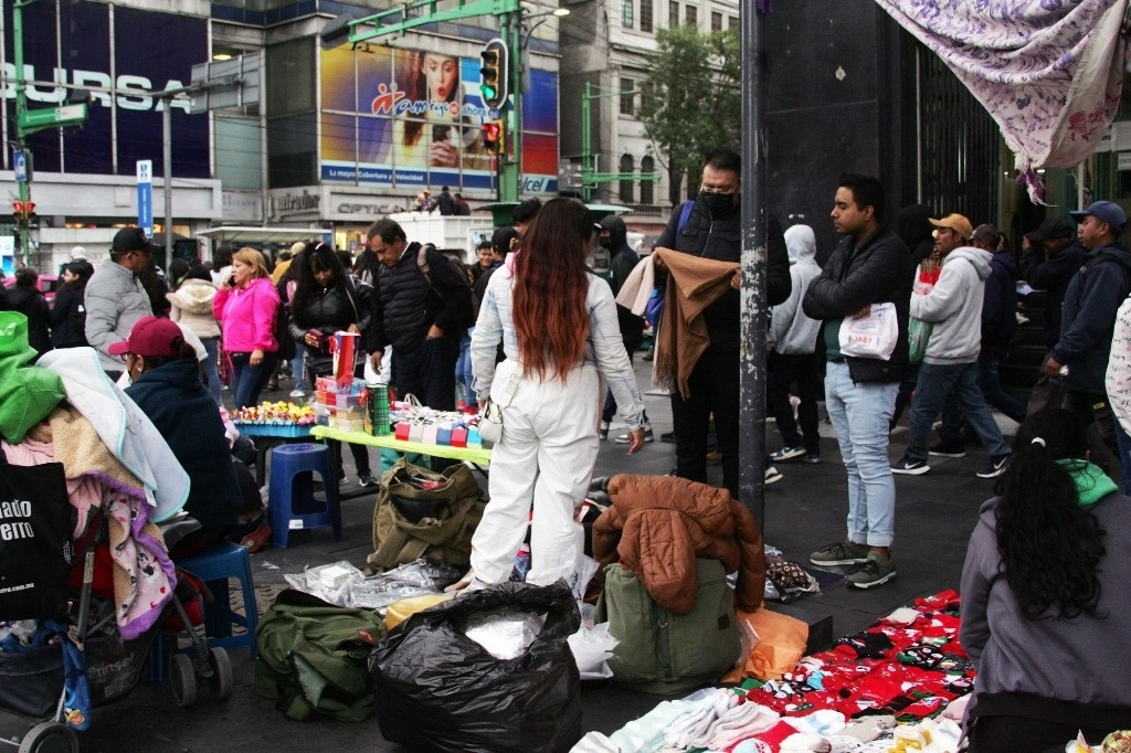 Comercio ambulante en avenida Juárez, en el Centro Histórico de CDMX, el 23 de noviembre de 2023. Foto Roberto García 