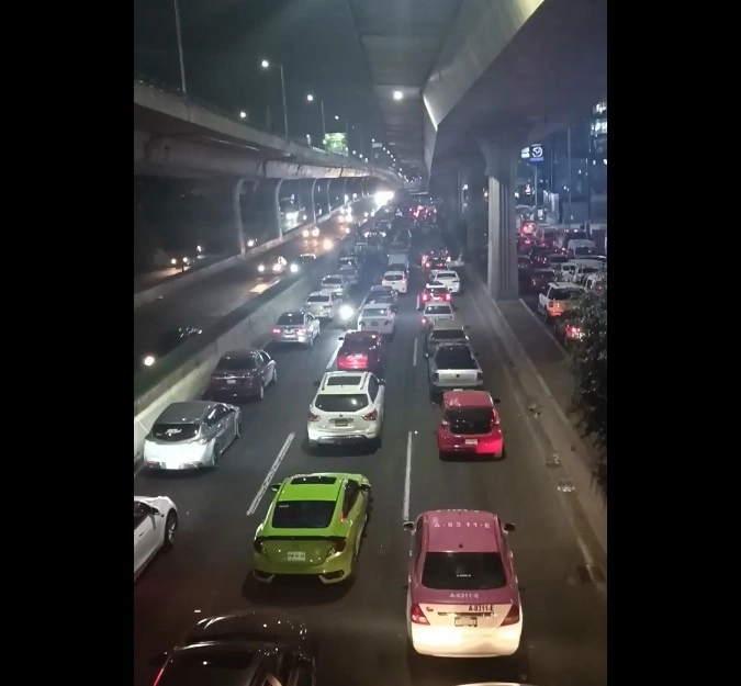 El grupo de comerciantes liberó  la lateral del Periférico norte con dirección a Tepotzotlán, luego de más de cuatro horas de bloqueo. Foto video en redes sociales