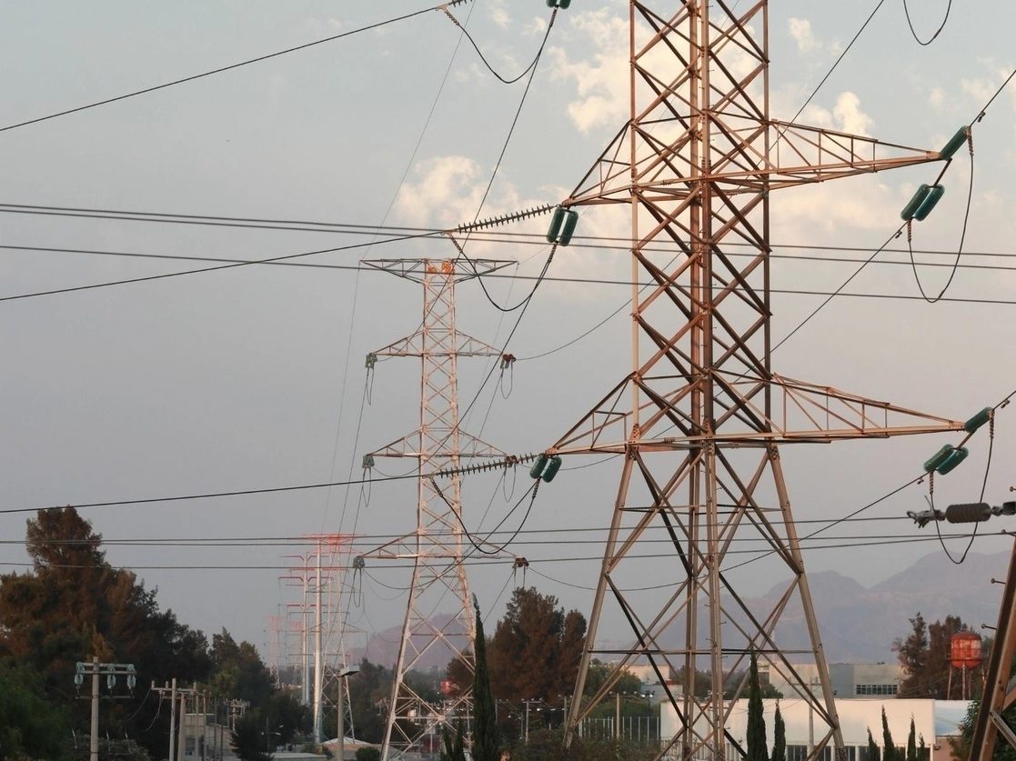 Torres eléctricas en la Ciudad de México. Foto Luis Castillo / Archivo
