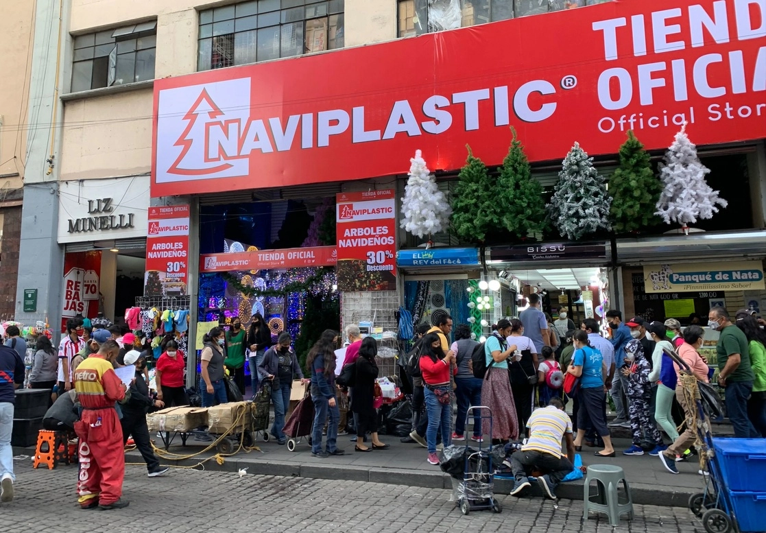 Personas realizan compras en el Centro Histórico de la Ciudad de México. Foto María Luisa Severiano