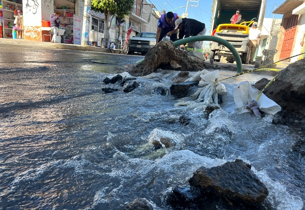 Fuga de agua en Iztapalapa, en imagen del 6 de febrero pasado. Foto Alfredo Domínguez / Archivo 