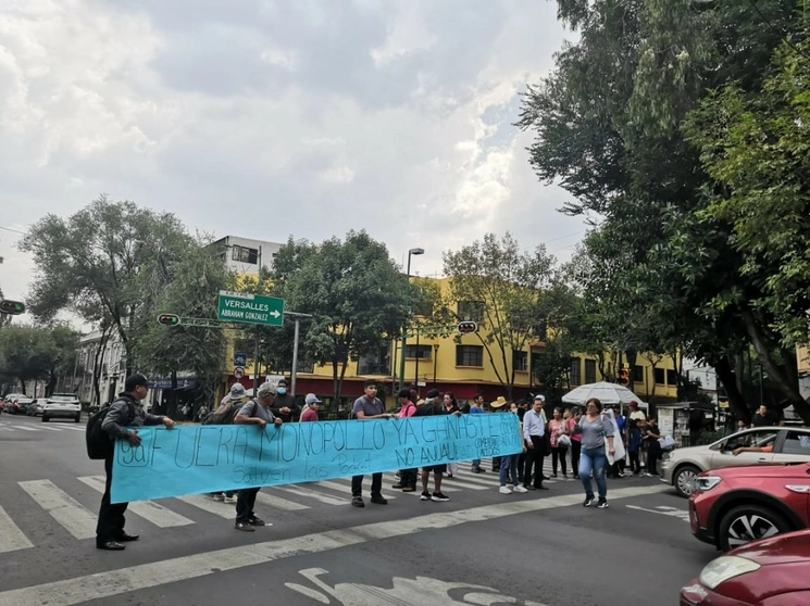En Bucareli y Tolsá, comerciantes protestan porque los obligan a adquirir terminales de pago Ya Ganaste para poder seguir realzando cobros con tarjeta, el 11 de agosto de 2023. Foto Elba Mónica Bravo 