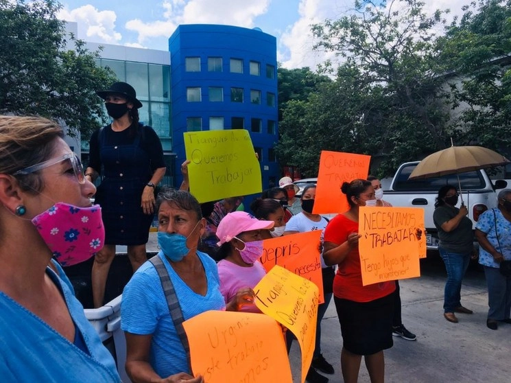 Las comerciantes señalaron que son el principal sustento de sus familias y no pueden trabajar desde hace dos meses y medio por la pandemia. Foto Julia Le Duc